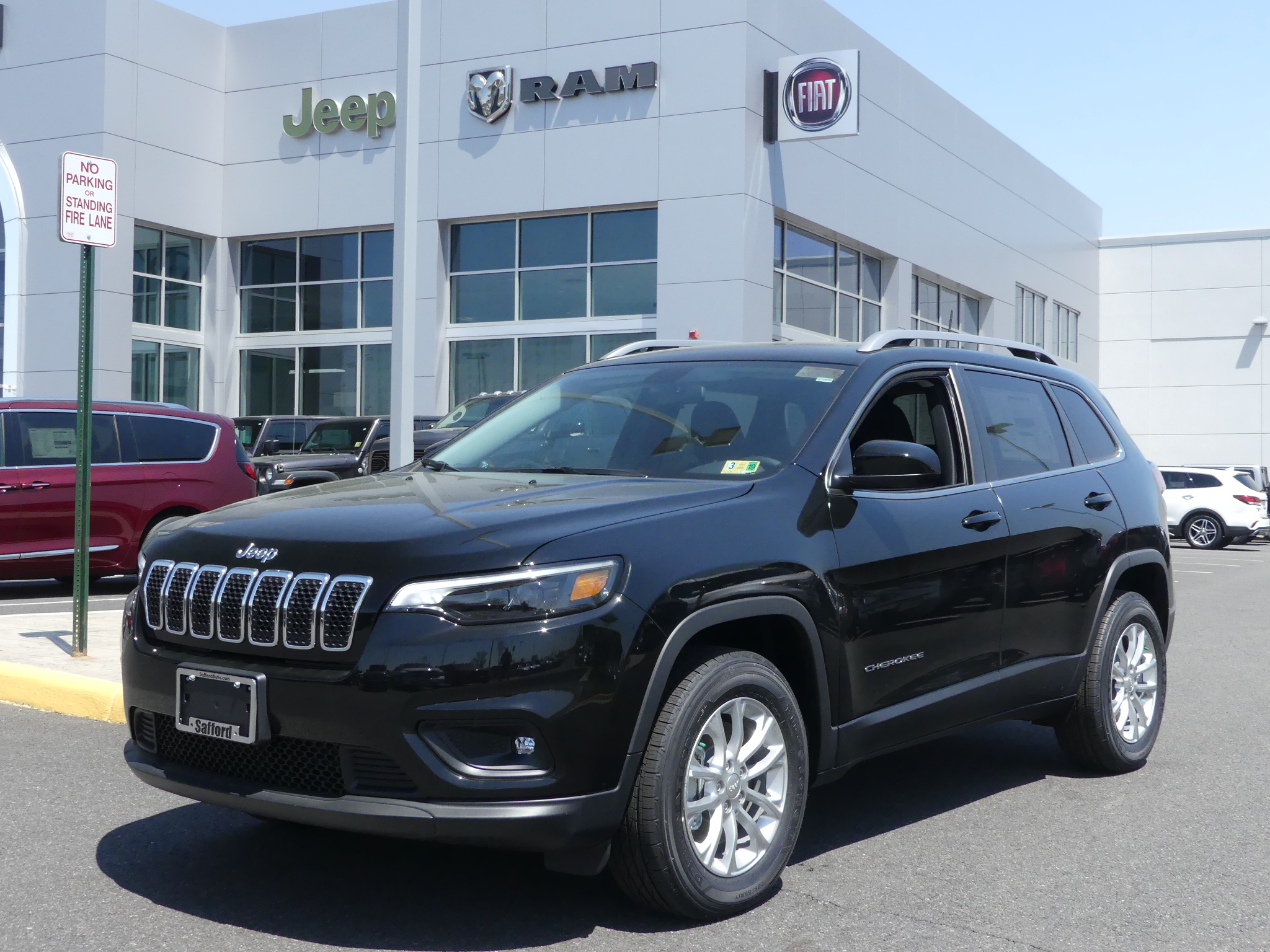 New 2019 JEEP Cherokee Latitude
